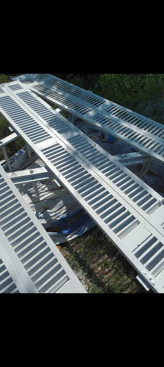 La rénovation et la mise en peinture de 5 paires de volets chantier situé à Bordeaux